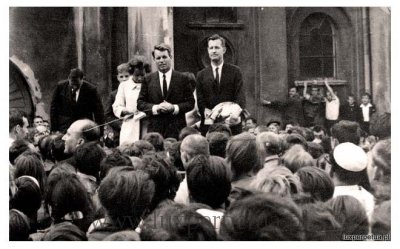 Robert Kennedy przemawia do Częstochowian zgromadzonych na klasztornym dziedzińcu.