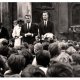 Robert Kennedy przemawia do Częstochowian zgromadzonych na klasztornym dziedzińcu.